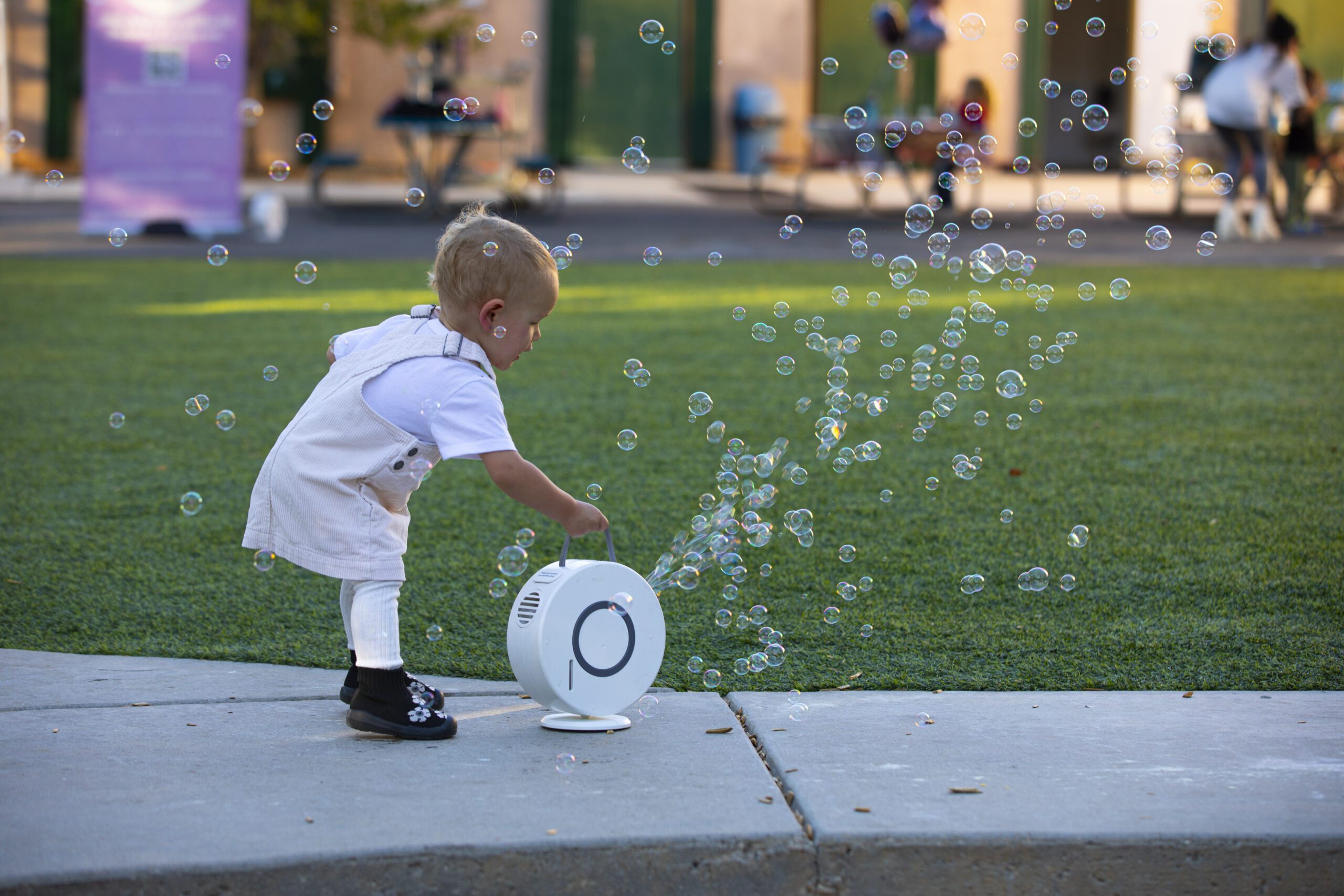 Finding a Bubble Performer Near Me: The Ultimate Guide to Booking an Entertaining Bubble Show for Your Event - Post background image